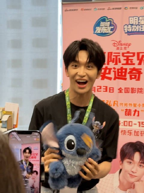 黄子弘凡带史迪奇跳手势舞,手忙脚乱好可爱