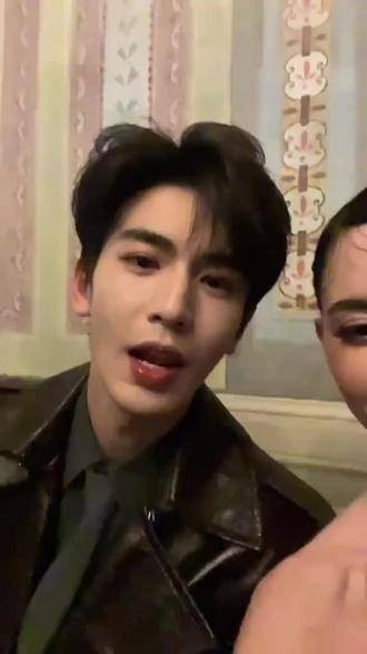 张凌赫无论用哪种语言说话都如此迷人，真是个语言小天才
