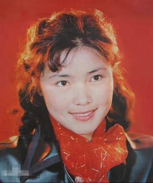 “红牡丹”姜黎黎现状：71岁自然老去，甘愿为丈夫洗手作羹汤