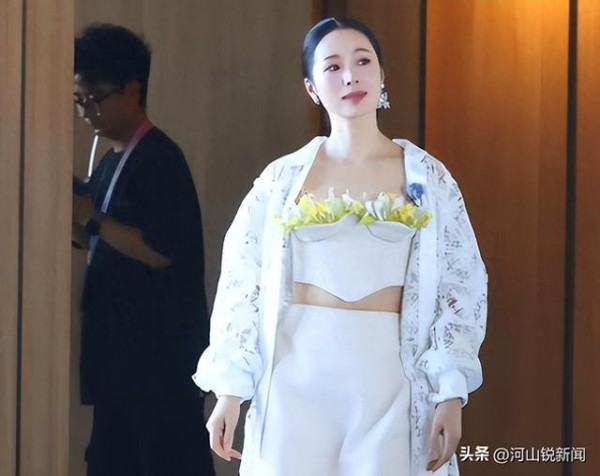 江一燕回大理只抢到站票，占别人位置被撵走，直接坐地上太接地气
