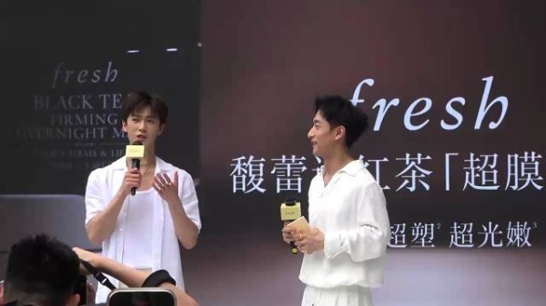 活动现场太宠粉了吧!完全配合粉丝的镜头,一袭白衣少年感扑面而来!