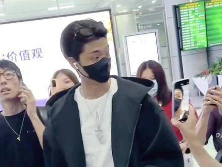 给秦霄贤和高圆圆拍照 现场气氛热烈 秦霄贤抵达长沙 秦霄贤 你好星期六