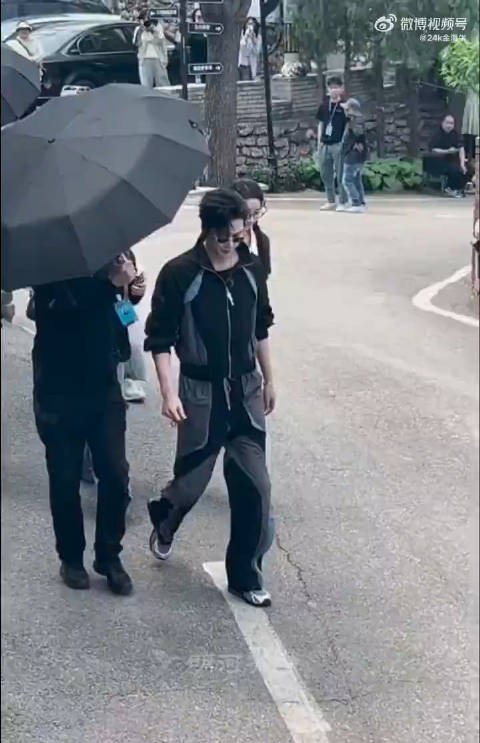 刘宇宁龚俊粉丝争偶像颜值,刘宇宁喊话别打起来