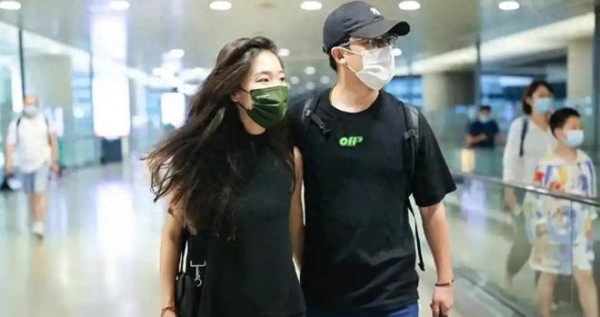 黄轩带女友法国海边度假 全程耐心陪伴 女友换上泳衣后身材这么绝