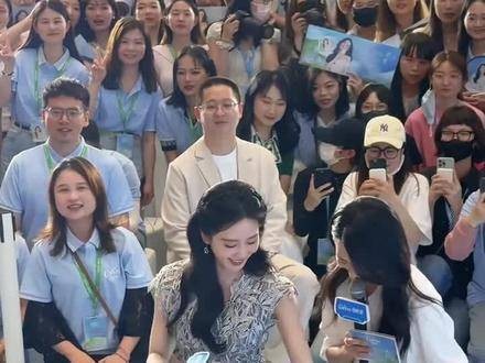 刘诗诗真是细心又贴心，特意为穿短裙的主持人挡住腿部