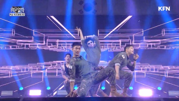 哈哈哈哈~~韩国大兵慰问表演爆单Whiplash火爆全网！有人吃了太妖娆了！