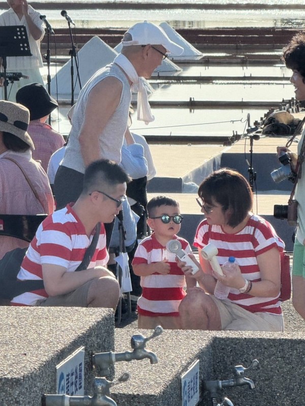 Selina一家穿亲子装现身田馥甄音乐会！小腰果戴墨镜又酷又可爱