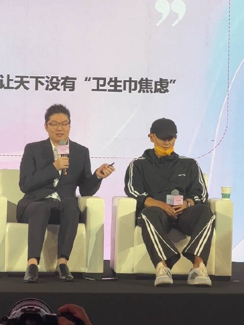 黄子韬感谢徐艺洋一遍遍试用卫生巾：“她是一个非常好的志愿者”