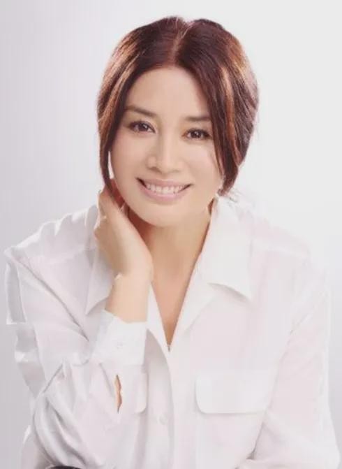 李绪凤：巅峰期出国刷盘子，今在加拿大住别墅，和富商老公很幸福