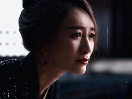 那时自恃美貌的小郡主也在心中默默感叹:叶姐姐为何生得如此漂亮呢?