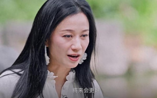 离婚后，倪虹洁住上海别墅睡觉不拉窗帘，叹：16岁儿子从不联系我