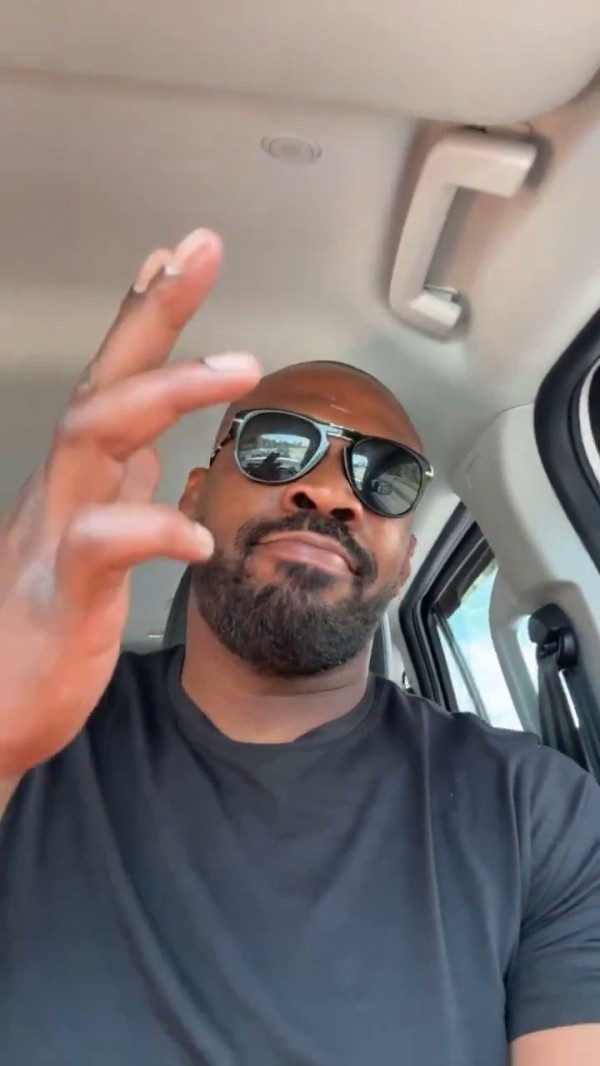 “骨头”乔恩·琼斯(Jon Jones)在泰国惬意轻松!