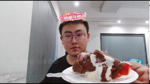 家人们先吃,再次祝@成都AG丶轩染 生日快乐!