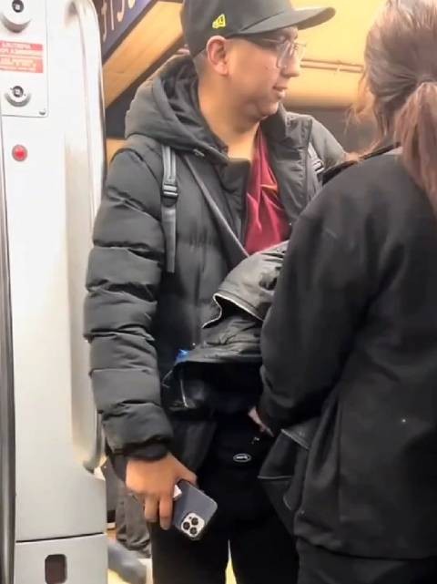 我一开始以为会偷他手机，结果人家盯着的是包