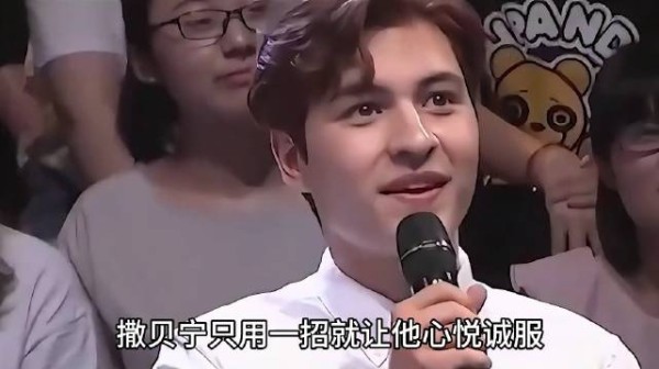 外国小伙质疑汉字不如英文好用，撒贝宁通过出题让他感受到汉字的魅力