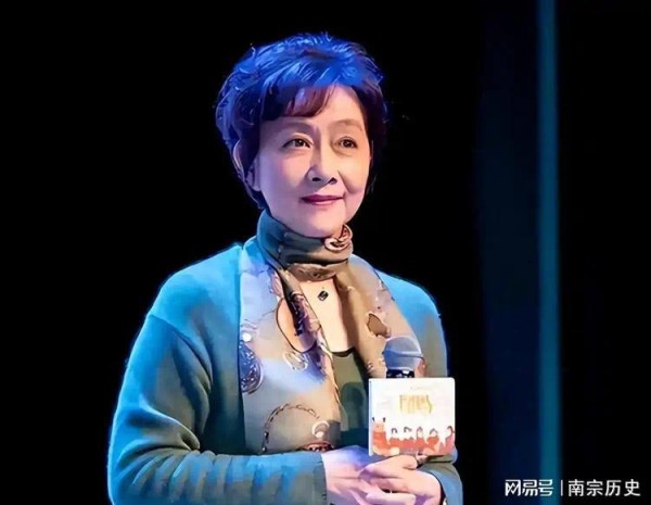 荧幕上的好母亲，现实却干涉儿子的一切，儿子宁愿睡桥洞也不回家