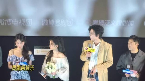 让我看看是谁这么幸福，在520婚礼现场，被女君男君撒喜糖啦！