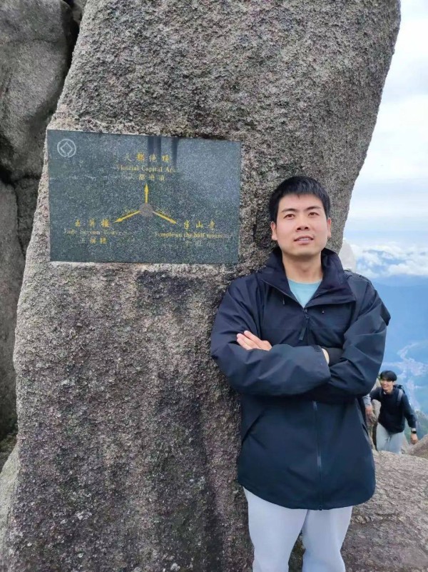 痛心！28岁的他爬山时突发意外离世！刚订婚、考上博士……