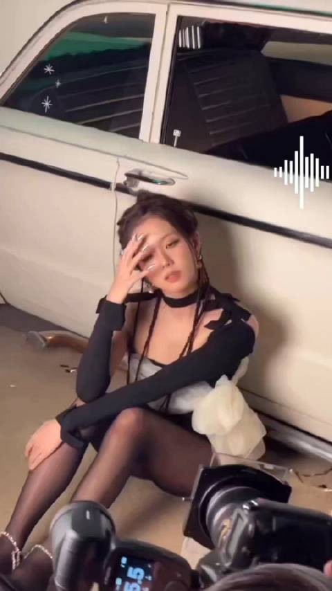 金智秀jisoo拍摄花絮曝光，气质独特引关注