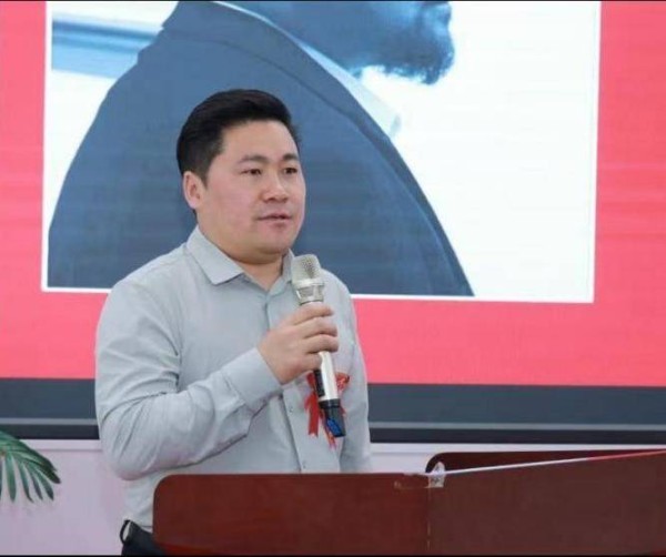 梁静《群鹤争春》：融贯中西绘鹤韵