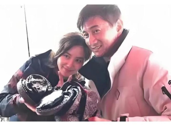 刘诗诗吴奇隆再陷离婚风波：沉默背后，是婚姻破裂还是舆论绑架？