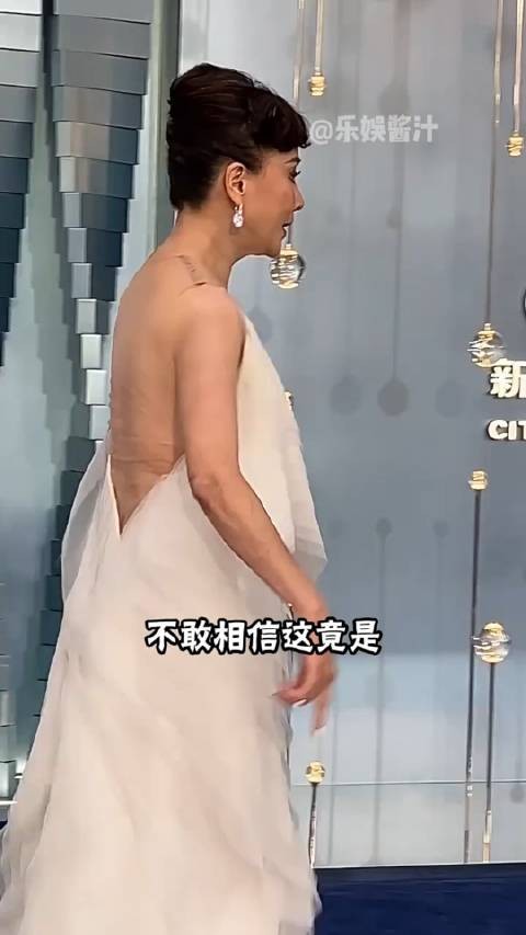 女星穿露背礼服被路人抓拍有多尴尬？