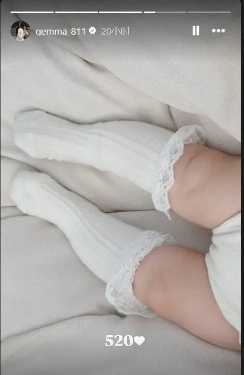 鬼鬼520晒女儿萌照！肉乎乎小腿软萌值超标