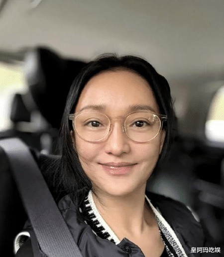 50岁周迅为何如此苍老？无美颜皱纹满脸，宛如乡村老妪