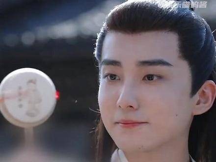 在《庆余年2》中,三皇子表面上看似无害,实则深藏不露