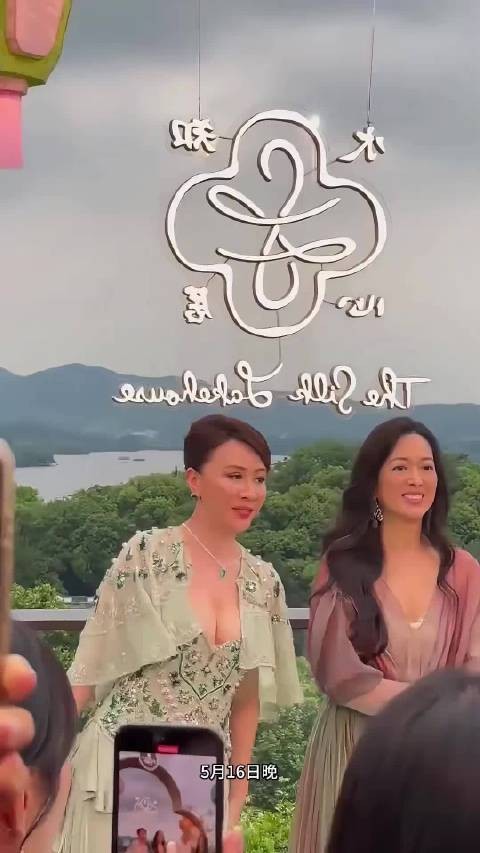汤唯竟然能和刘嘉玲和谐共处，果然是专业演员啊，一点都不尴尬的