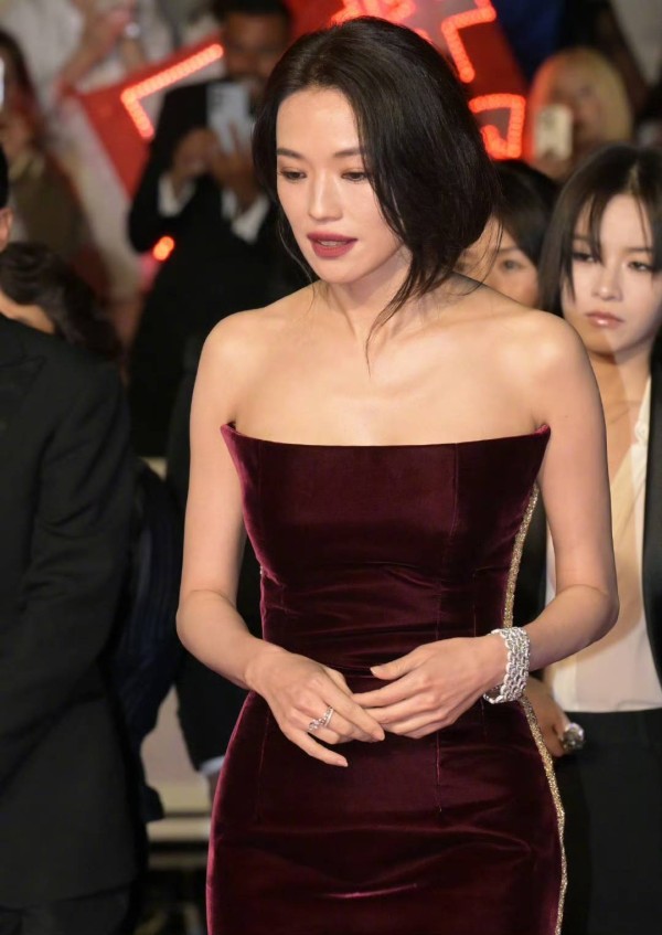 舒淇戛纳红毯造型引热议，网友盛赞“永远的女神”
