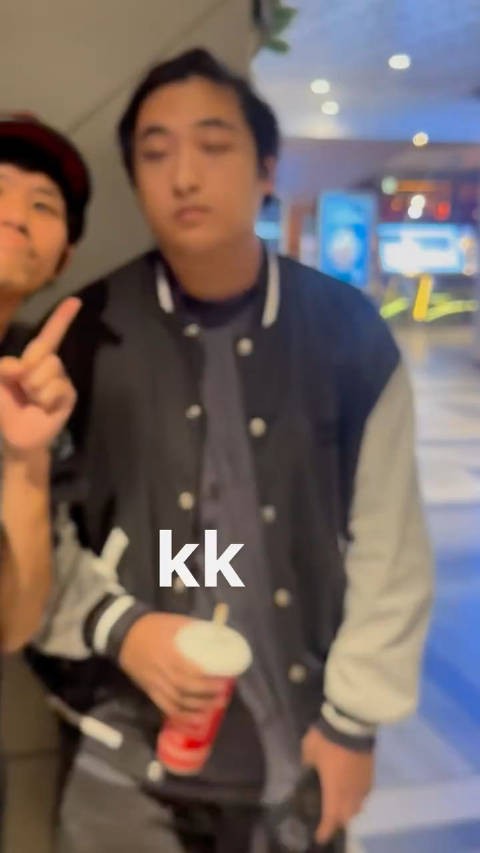 17岁费曼在香港逛街，外表好成熟，身材肥胖，长得很像爸爸吴镇宇！