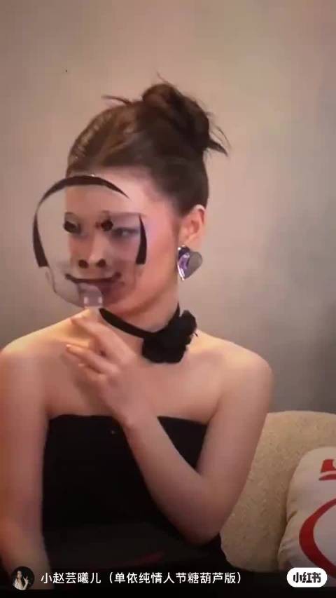 单依纯直播中扇子数量引热议