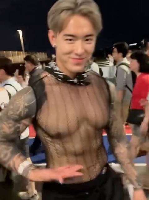 网友ladygaga演唱会上偶遇的肌肉男,都认识吧