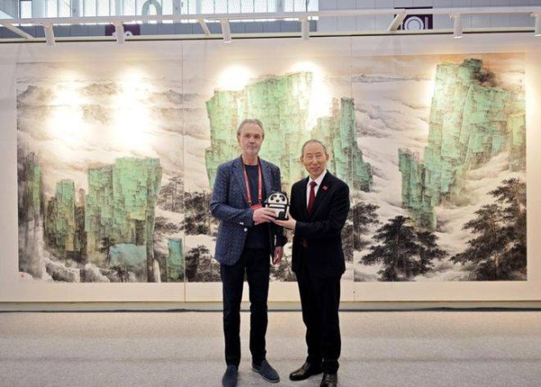龙宇翔与俄罗斯美协主席安德烈·卡瓦利秋克·尼古拉耶维奇亲切会见