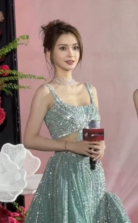 杨颖好权威的一张脸，太美了！ 现在状态感觉跟18岁一样