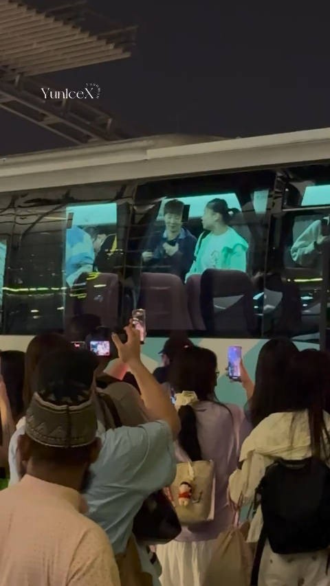 4.26 王曼昱启程回国
