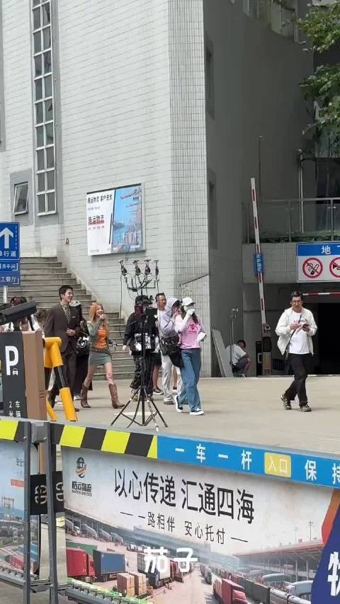 野狗骨头男二女二 涩谷辣妹和成熟西装男
