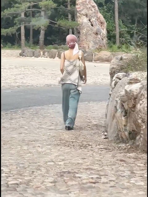 回家偶遇赵丽颖!粉色盘发好美!背影都美!