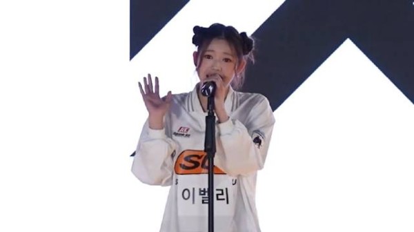 YG新女团首位成员EVELLI表演视频公开,15岁澳籍成员亮相