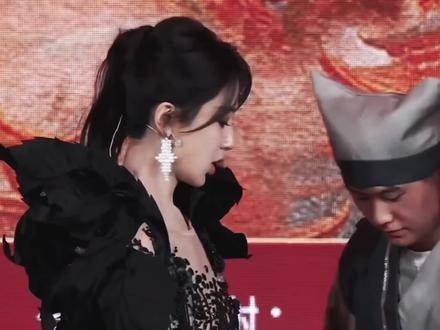 杨紫确实非常非常得体,她不仅热爱自己的作品,还用心保护它