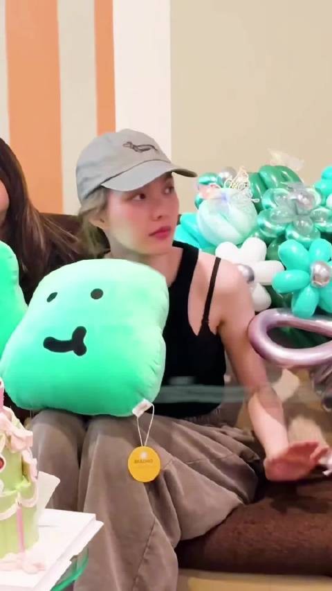 拍拍自己旁边的沙发让姐姐一起来拍照