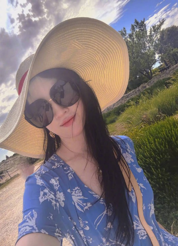 搜狐娱乐讯 5月28日，刘亦菲晒出一组旅游随记，照片中她穿深V蓝色碎花裙清新明媚，戴墨镜草帽随性自在，素颜状态超好。