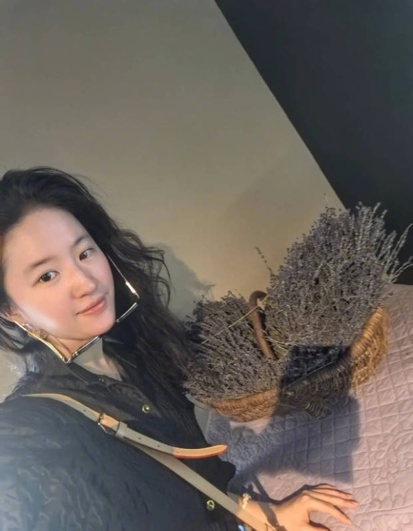 刘亦菲五官精致立体，素颜状态也超好。