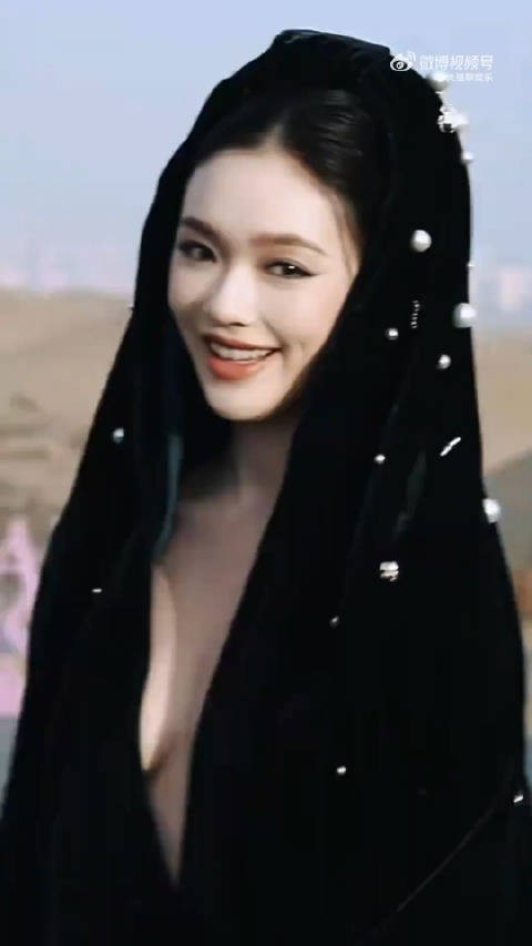 林允时尚芭莎造型花絮来啦!穿的很大胆