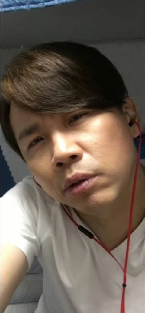 黄誉博cos陶喆名场面自拍 真的是一模一样啊！黄誉博真是能唱能跳还会整活