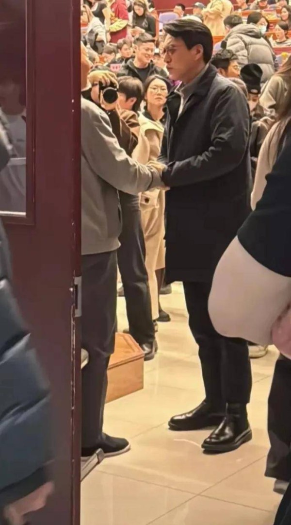 陈佩斯现身中戏讲课，靳东也到场，教室挤满人潮