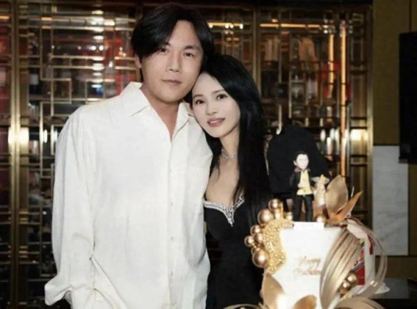 伊能静和秦昊出行，都穿着拖鞋，松弛随意，力破婚姻有变的传闻