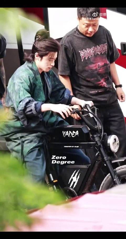 召唤“爱车”瞬间,古装造型对比现代道具,氛围感拉满,幽默又反差