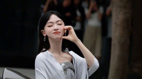 抵达时尚芭莎年度派对现场，脸颊比心的姐姐好美！